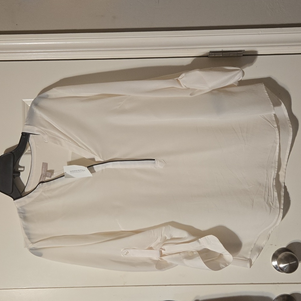 Banana Republic Silk Blouse in Cream With Black Line Collar Medium